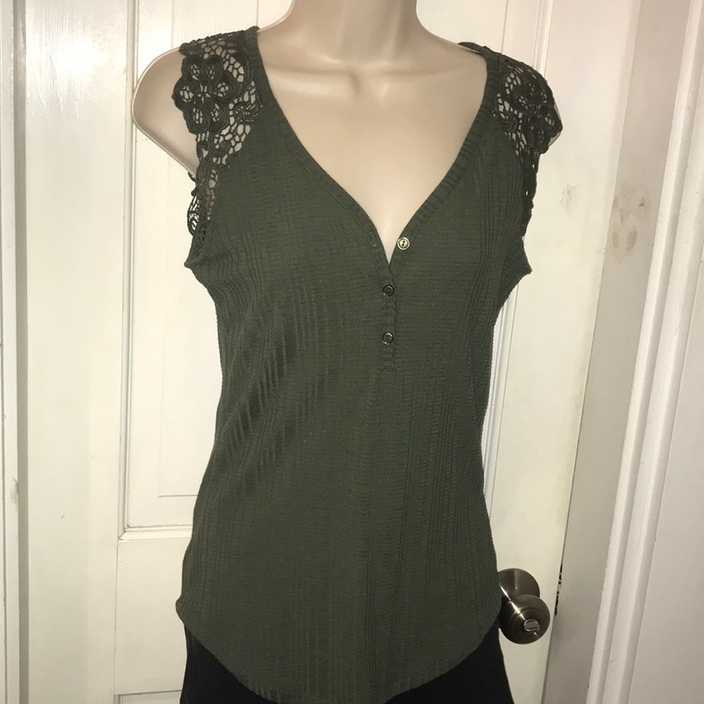 5/$25 SALE‼️ Soft green top
